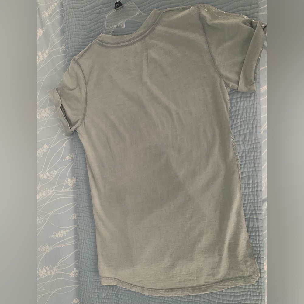 Silver/Gray tshirt. Size S/M. - Picture 8 of 8
